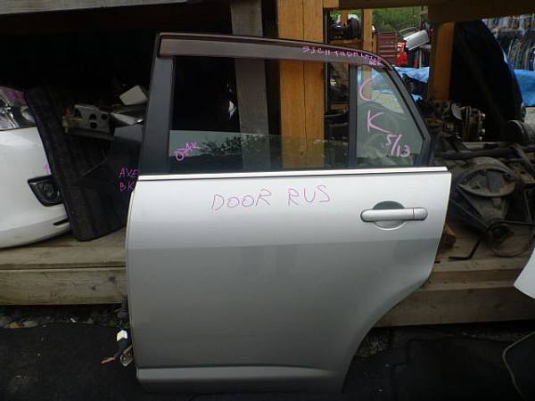Купить дверь тиида. Дверь левая задняя пассажирская Ниссан Тиида 2012. Дверь Nissan Тиида праворукая. Передняя дверь на Ниссан тииду. Nissan без дверных стоек.
